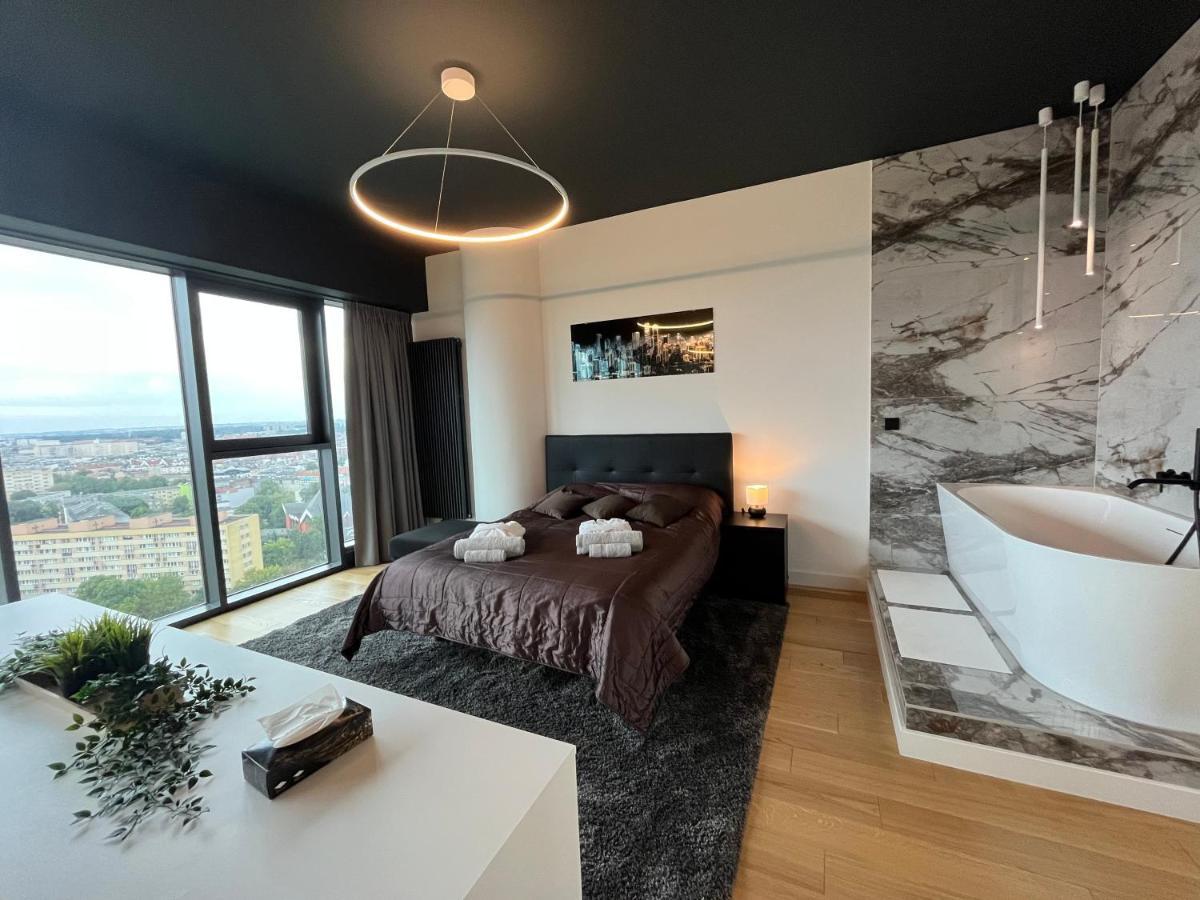 Hanza Tower - Luxurious Apartment 60M2 - 15Th Floor City View Stettino Esterno foto